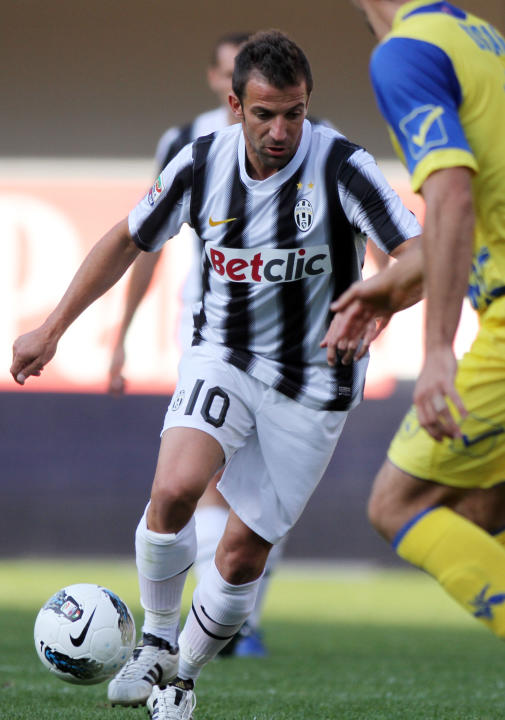 El delantero de Juventus Alessandro Del Piero domina el bal&oacute;n en el partido contra Chievo por la Serie A italiana el domingo 16 de octubre de 2011. (AP Foto/Felice Calabro')