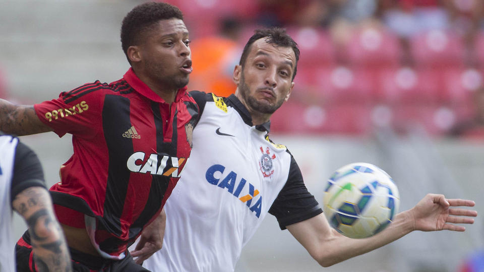 Corinthians acerta com André e aguarda liberação do Atlético-MG