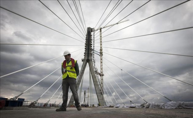 Imagen de las obras del nuevo puente sobre la Bahía de Cádiz, segundo marítimo de mayor gálibo vertical del mundo y que se ha convertido en todo un exponente de la ingeniería española, un reto que ya está ejecutado en casi un 85 por ciento y que, tras ocho años de trabajos, será previsiblemente estrenado en 2015. EFE