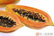 木瓜又稱「百益果王」，不僅含豐富的植物化素，且可以養生兼防癌。（圖片／華人健康網資料照片）