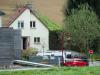 Des gendarmes et des pompiers devant la maison où ont été retrouvés morts trois enfants d'une même famille, le 11 avril 2015 à Schlierbach, dans le Haut-Rhin