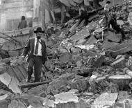 Un hombre camina entre los restos de la entidad judía AMIA destruida por nuna bomba en Buenos Aires el 18 de julio de 1994