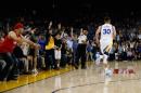 El público del Oracle Arena de Oakland (California, EEUU) se pone en pie para aplaudir un triple de Stephen Curry para los Golden State Warriors en un partido de la NBA contra los New York Knicks el 16 de marzo de 2016
