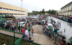 Torcedores da Chapecoense em frente ao estÃ¡dio da equipe, a Arena CondÃ¡, em ChapecÃ³