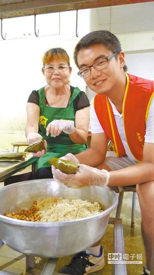 趙文軒（右）到阿霞肉粽學包粽。（王瑄琪攝）