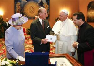 Pope Francis presents gift to Britain&#39;s Queen Elizabeth&nbsp;&hellip;