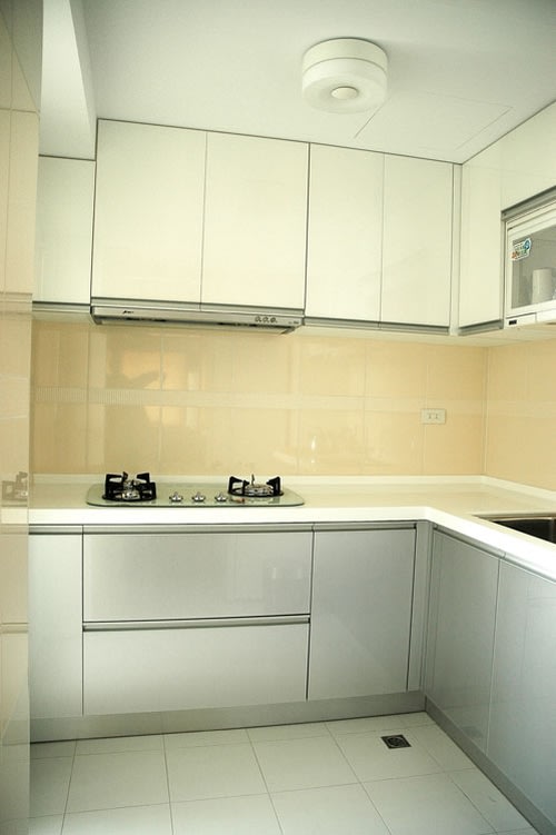 利用拋光石英磚及白色系的櫃體，讓整個廚房顯得明亮出眾。