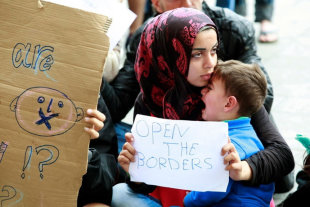 匈牙利關閉邊境後，許多中東難民得繞道其他國家才能抵達德國等目的地。(photo by Karl Gruber on Wikimedia)