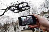 Drone da empresa francesa Parrot controlado por um iPhone durante exibição