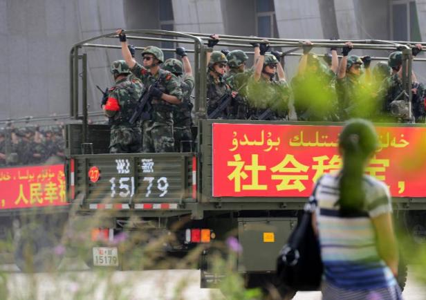 Le 6 juin 2014, des forces de sécurité participent à une manoeuvre militaire à Hetian, dans la région du nord ouest de la Chine de Xinjiang, AFP AFP