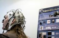 Pessoa usa eletrodos conectados à cabeça no Centro de Pesquisa em Neurociência, em Lyon