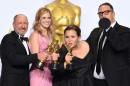 Los productores de 'Spotlight' posan con sus estatuillas a la mejor película tras la gala de entrega de los Oscar, el domingo 28 de febrero por la noche en Hollywood (EEUU)