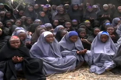 Captura de pantalla de un vídeo emitido el 12 de mayo de 2014 en el que se ve a las niñas secuestradas en un colegio de Nigeria por militantes del grupo islamista Boko Haram, en Nigeria