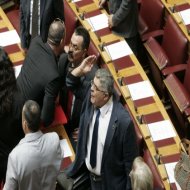 Παραλήρημα Μιχαλολιάκου στην Ολομέλεια της Βουλής: Ντροπή σας ψευτοδημοκράτες – Είμαι αμετανόητος εθνικιστής και χρυσαυγίτης