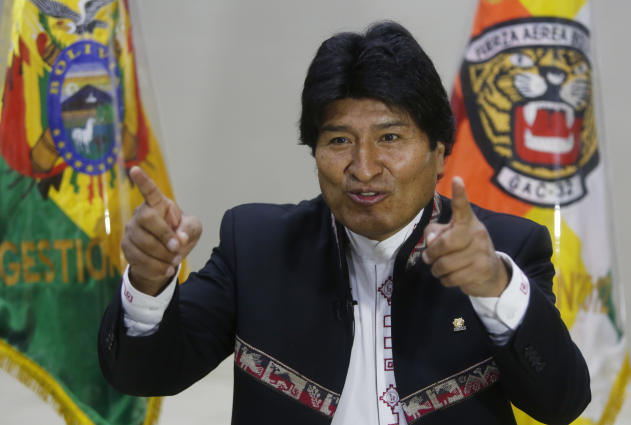 El presidente de Bolivia Evo Morales ofrece una entrevista a The Associated Press sobre las repercusiones de la visita del papa Francisco a su país, el viernes 10 de julio de 2015 en Santa Cruz. (AP Foto/Juan Karita)