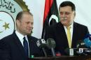 Le Premier ministre maltais, Joseph Muscat (g), et le Premier ministre du gouvernement libyen soutenu par l'ONU, Fayez al-Sarraj, le 4 mai 2016 à ...<br /><br />Source : <a href=
