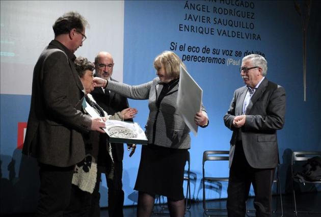 La jueza argentina María Servini de Cubría (c) recibe el Premio Abogados de Atocha 2015 que anualmente concede la homónima Fundación de CCOO de Madrid, de manos de la abogada Cristina Almeida (2ªi), durante un acto celebrado hoy en Madrid. EFE