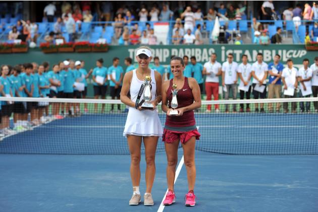 La triunfadora, la danesa Caroline Wozniacki (I), posa junto a la red con la italiana Roberta Vinci tras la final del torneo de tenis de Estambul, el 20 de julio de 2014.