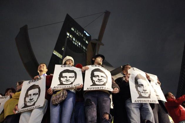 MEX122. CIUDAD DE MÉXICO (MÉXICO), 20/11/2014.- Miles de estudiantes y organizaciones sociales marchan hoy , jueves 20 de noviembre de 2014 , durante una larga jornada de protestas a nivel nacional en