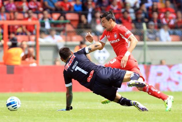 MEX16. TOLUCA (MÉXICO), 21/09/2014.- El jugador de Toluca Edgar Benítez (d) disputa el balón con el portero del Monterrey Jonathan Orozco (i) hoy, domingo, 21 de septiembre de 2014, durante un juego c