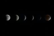 Clichés montrant la progression d'une éclipse totale de super Lune observée depuis Centreville, dans le Maryland, le 27 septembre 2015