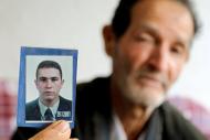 (2005) Pai de Jean Charles exibe uma fotografia do filho, em Gonzaga, Minas Gerais