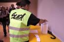 Des cheminots votent pour ou contre la reconduite de la grève, le 18 juin 2014 dans la gare Saint-Charles, à Marseille