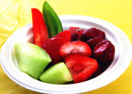 食藥署公布上半年全國食品稽查結果，其中3件市售切片水果出現違法添加甜精、大腸桿菌超標及農藥殘留過量等問題。（photo by pixabay.com）