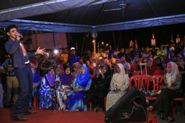 Barisan Nasional (BN) brought in popular singer Jamal Abdillah (left) to its rally last night to court voters. ― Picture by Saw Siow Feng