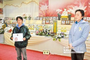 大灣高中校長楊力鈞（右）21日在靈堂前，頒發畢業證書給罹難學生連彥翔，由其父代收。（黃文博攝）