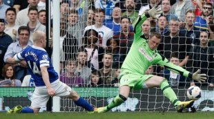 GOAL: Everton&#39;s Steven Naismith (left) scores his team&#39;s third goal past Fulham. Everton won 3-1. AFPpic