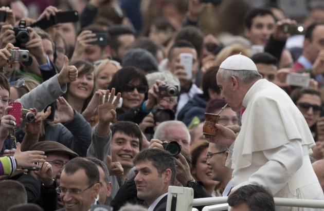 El Papa Francisco saluda a la multitud (AP)