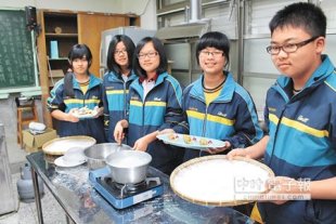 這元宵 好特別→土庫國中學生藉由製作湯圓，了解元宵節緣由與在地農特產。（張朝欣攝）