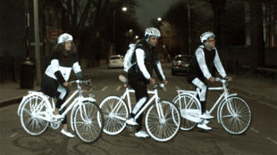 LifePaint可讓自行車與騎士在夜間的光線照射下，反射白色螢光，確保道路騎乘安全。（photo by VolvoLifePaint官網）