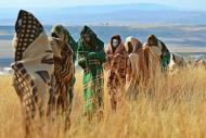 (2013) Meninos da tribo Xhosa que enfrentaram a circuncisão caminham perto do vilarejo de Qunu