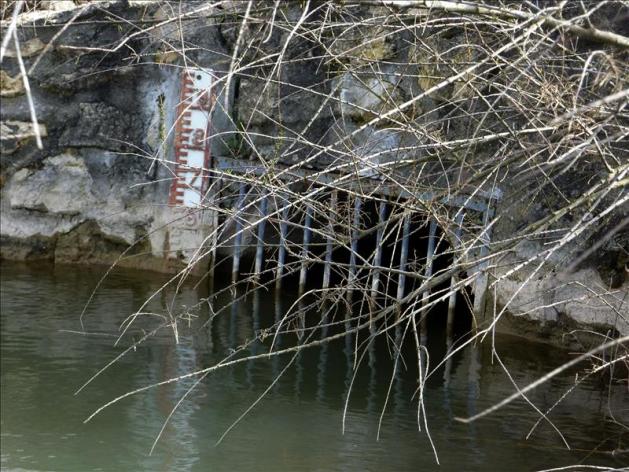 Entrada de agua a un pozo de recarga en el canal del río Guadana. EFE/Archivo