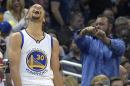 Stephen Curry, de los Warriors de Golden State, festeja luego de atinar un triple casi desde la mitad de la cancha, en el duelo del jueves 25 de febrero de 2016, ante el Magic de Orlando (AP Foto/Phelan M. Ebenhack)