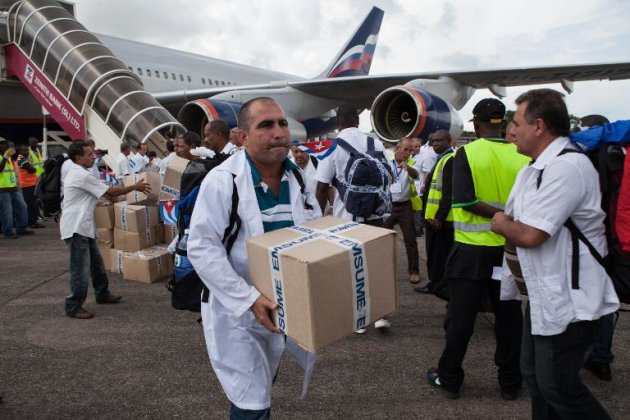 Equipe de 165 médicos cubanos chega ao aeroporto de Freetown para ajudar no combate ao Ebola, em 2 de outubro de 2014