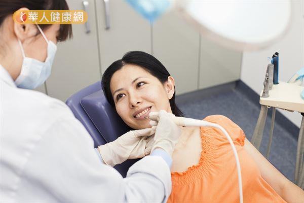 賴柏睿牙醫師指出，「抽神經」只是根管治療的一個步驟，後續還需製作假牙提供保護。