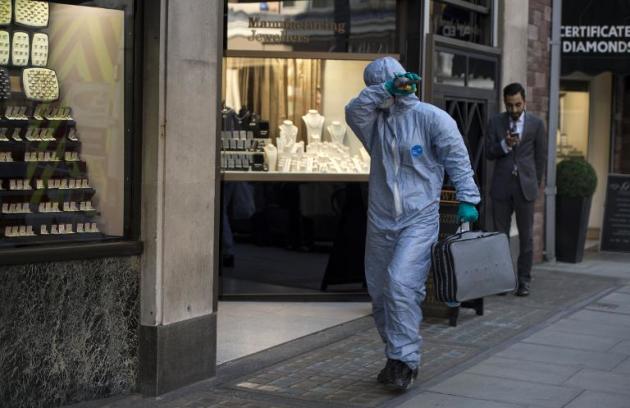 Un experto forense llega a la compañía Hatton Garden Safe Deposit Limited el 7 de abril de 2015 en Londres