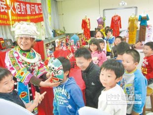 來自中國貴州的王豔教學童貴州在地話及文化。（許素惠攝）