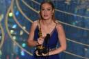 Brie Larson recibe el Oscar a la mejor actriz el 28 de febrero de 2016