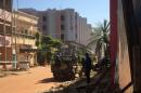 Des soldats maliens en position devant l'hôtel Radisson Blu où 170 personnes sont prises en otages par deux assaillants, le 20 novembre 2015 à Bamako, au Mali