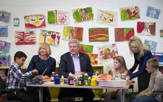 Canada's Prime Minister Stephen Harper and his wife Laureen (2nd L) sit with students while doing arts and crafts at the Joseph & Wolf Lebovic Jewish Community Campus school in Vaughan October 30, 2014. REUTERS/Mark Blinch (CANADA - Tags: POLITICS EDUCATION)