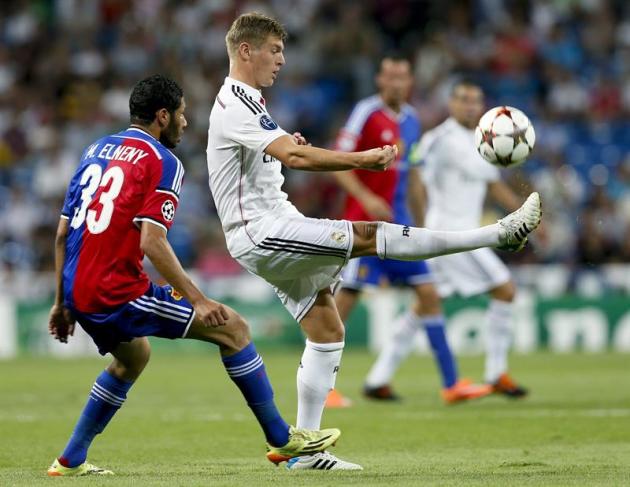 GRA592. MADRID. 16/09/2014.- El centrocampista alemán del Real Madrid Toni Kroos (d) lucha el balón con el centrocampista egipcio Mohamed Elneny (i), del FC Basilea, durante el partido de la primera j