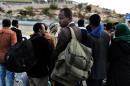 Un groupe d'immigrants de Somalie ayant survécu à un naufrage en mer Egée arrivent au port d'Athènes, le 12 mai 2014