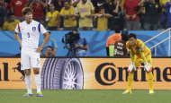 South Korea's Kim Young-gwon, left, and goalkeeper Kim Seung-gyu pause after Belgium's Belgium's Jan Vertonghen (not shown) scored the first goal of the group H World Cup soccer match between South Korea and Belgium at the Itaquerao Stadium in Sao Paulo, Brazil, Thursday, June 26, 2014. (AP Photo/Lee Jin-man)
