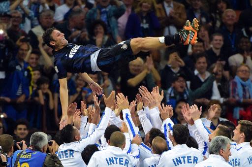 El defensa argentino del Inter de Mil&aacute;n Javier Zanetti se despide de su equipo despu&eacute;s de 20 a&ntilde;os, tras anunciar su retirada, en la goleada 4-1 ante el Lazio, el 10 de mayo de 201