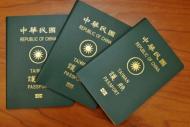 文／MOOK景點家旅遊生活網編輯部整理報導     出國旅遊，護照就等於身分證一樣，必須隨身攜帶保管好，但是如果真的不小心遺失了也別緊張，跟著下面的步驟做，就可以安全的回到台灣。     護照遺失要冷靜處理。（圖片來源／vietnamvisaonline）  1.到當地警察局報案  若在國外發現護照遺失，可以先到遺失地點的旅客服務中心詢問，真的找不到就要前往當地的警察局報案，填寫遺失資料，警方也會開立遺失證明。     2.辦理入國證明書  攜帶遺失證明、2吋大頭照、其他身分證明文件前往鄰近的台灣駐外使館辦理「入國證明書」，等同於臨時的護照，可以使用它前往機場報到登機。回到台灣入境後，移民署也會發放一份「入國許可證」。     3.補辦護照  回到台灣之後，再攜帶「入國許可證」與其他相關文件前往外交部領事事務局補辦護照。     如果想要直接在國外申請補發一本新護照，同樣也需要也需要先到當地警局報案，再攜帶遺失證明到台灣駐外使館辦理，但辦理新護照需要花費相當多的時間，除非長時間待在國外才會需要。另外建議旅客出國前先將護照影印或是拍照備份，並隨身攜帶2張2吋大頭照，以備不時之需。      一個人旅行也很安全 七件事出發必看   》https://ec.yimg.com/ec?url=http%3a%2f%2fwww.mook.com.tw%2farticle.php%3fop%3darticleinfo%26%2338%3barticleid%3d13096&t=1465005338&sig=r2y.K219q49.XSPvjDSMIw--~C    