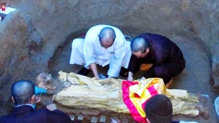 Di cốt hòa thượng chôn gần 30 năm vẫn không phân hủy Di-cot-hoaa-thuong-khong-bi-phan-huy